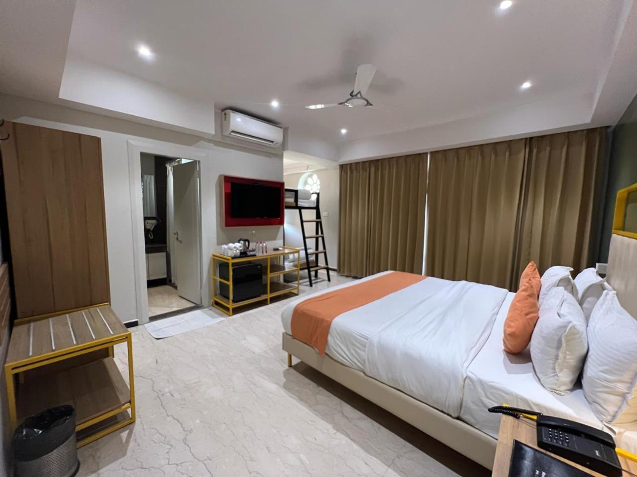 Phoenix - Unmatched Comfort Udaipur Dış mekan fotoğraf